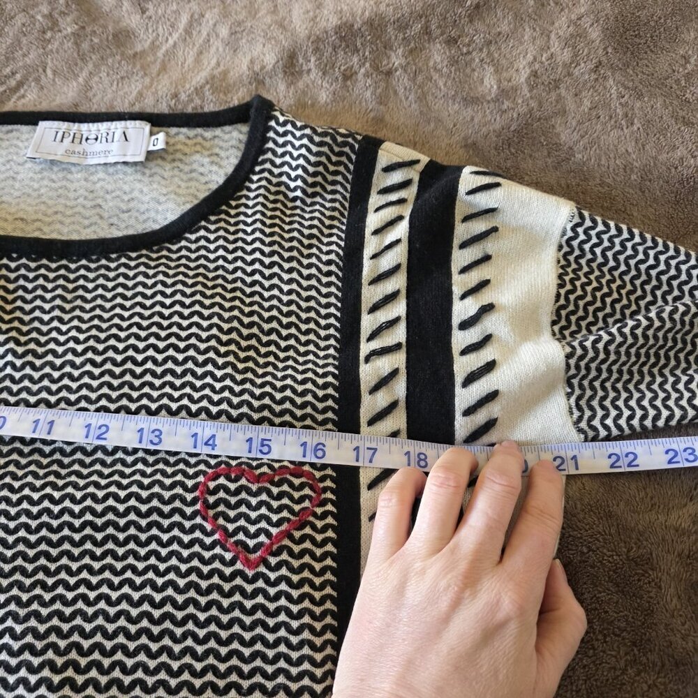Iphoria 100% Cashmere Fringe Sweater XS Black White Graphic Heart Boho Luxe - Picture 13 of 16